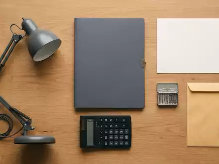 Flatlay-Arrangement rund um Dokumentenmappe zum Thema Prudential Versicherung, ISIN GB0007099541, weiches Oberlicht - Foto: THN