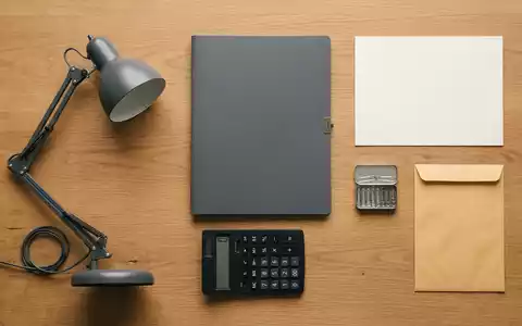 Flatlay-Arrangement rund um Dokumentenmappe zum Thema Prudential Versicherung, ISIN GB0007099541, weiches Oberlicht - Foto: THN