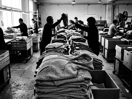 Schwarzweiss-Reportage mit Kapuzenpullover zum Thema Tommy Hilfiger Hoodie, ISIN US6936561009, hoher Kontrast - Foto: THN
