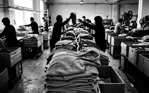 Schwarzweiss-Reportage mit Kapuzenpullover zum Thema Tommy Hilfiger Hoodie, ISIN US6936561009, hoher Kontrast - Foto: THN