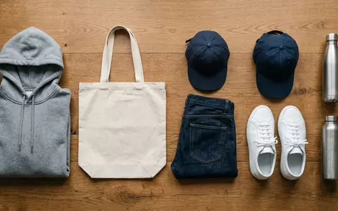 Flatlay-Arrangement rund um Kapuzenpullover zum Thema Tommy Hilfiger Hoodie, ISIN US6936561009, weiches Oberlicht - Foto: THN