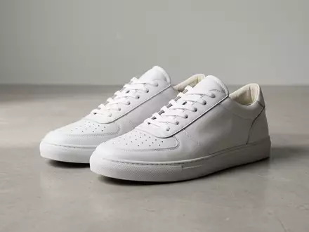 Fotorealistische Studioaufnahme von Ledersneaker zum Thema Puma Cali, ISIN DE0006969603, klare Lichtfuehrung - Foto: THN