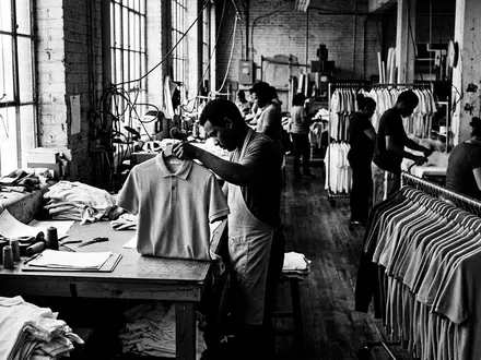 Schwarzweiss-Reportage mit Kurzarm-Kragenhemd zum Thema Polo Ralph Lauren Shirt, ISIN US7512121010, hoher Kontrast - Foto: THN