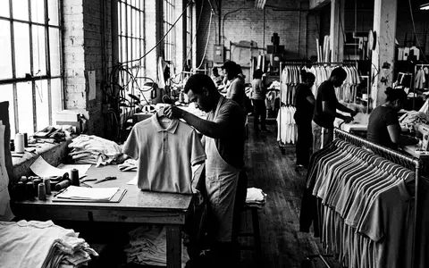 Schwarzweiss-Reportage mit Kurzarm-Kragenhemd zum Thema Polo Ralph Lauren Shirt, ISIN US7512121010, hoher Kontrast - Foto: THN