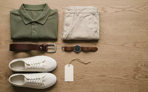 Flatlay-Arrangement rund um Kurzarm-Kragenhemd zum Thema Polo Ralph Lauren Shirt, ISIN US7512121010, weiches Oberlicht - Foto: THN