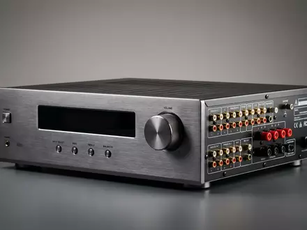 Fotorealistische Studioaufnahme von Stereo-Receiver zum Thema Denon Receiver, ISIN US5747951003, klare Lichtfuehrung - Foto: THN