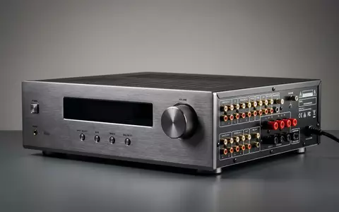 Fotorealistische Studioaufnahme von Stereo-Receiver zum Thema Denon Receiver, ISIN US5747951003, klare Lichtfuehrung - Foto: THN