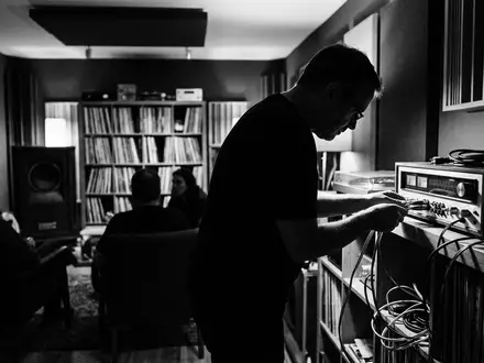 Schwarzweiss-Reportage mit Stereo-Receiver zum Thema Denon Receiver, ISIN US5747951003, hoher Kontrast, sachlich dargestellt - Foto: THN