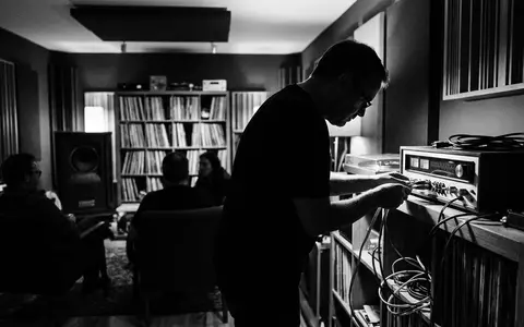 Schwarzweiss-Reportage mit Stereo-Receiver zum Thema Denon Receiver, ISIN US5747951003, hoher Kontrast, sachlich dargestellt - Foto: THN