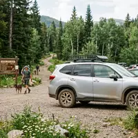 Fotorealistische Aufnahme von Kompakt-SUV im Straßenverkehr zum Thema Mazda CX-5, ISIN JP3868400007, natuerliches Licht - Foto: THN