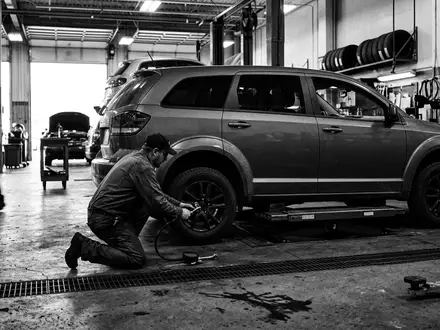 Schwarzweiss-Reportage mit Kompakt-SUV zum Thema Mazda CX-5, ISIN JP3868400007, hoher Kontrast, sachlich dargestellt - Foto: THN