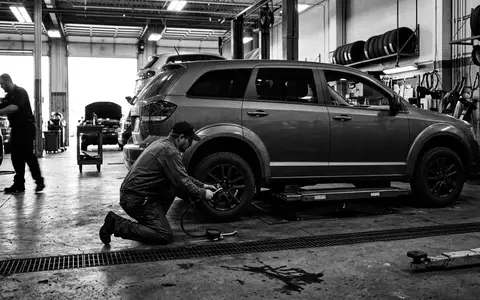 Schwarzweiss-Reportage mit Kompakt-SUV zum Thema Mazda CX-5, ISIN JP3868400007, hoher Kontrast, sachlich dargestellt - Foto: THN