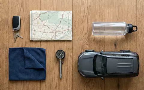 Flatlay-Arrangement rund um Kompakt-SUV zum Thema Mazda CX-5, ISIN JP3868400007, weiches Oberlicht - Foto: THN