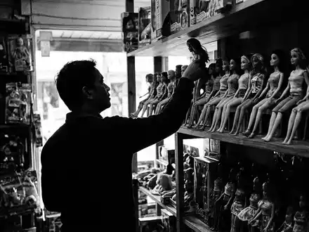 Schwarzweiss-Reportage mit Modepuppe zum Thema Barbie Puppe, ISIN US5770811025, hoher Kontrast, sachlich dargestellt - Foto: THN