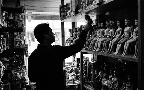 Schwarzweiss-Reportage mit Modepuppe zum Thema Barbie Puppe, ISIN US5770811025, hoher Kontrast, sachlich dargestellt - Foto: THN