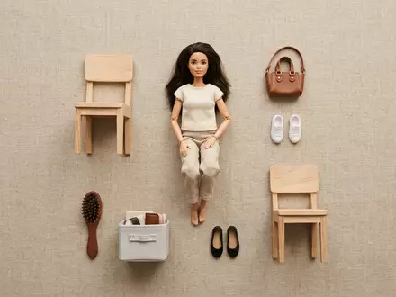 Flatlay-Arrangement rund um Modepuppe zum Thema Barbie Puppe, ISIN US5770811025, weiches Oberlicht - Foto: THN