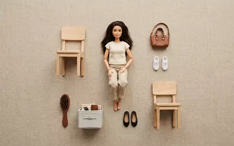 Flatlay-Arrangement rund um Modepuppe zum Thema Barbie Puppe, ISIN US5770811025, weiches Oberlicht - Foto: THN