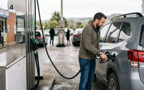 Fotorealistische Aufnahme von Kraftstoffzapfpistole an der Tankstelle zum Thema Shell V-Power, ISIN GB00B03MLX29, natuerliches Licht - Foto: THN