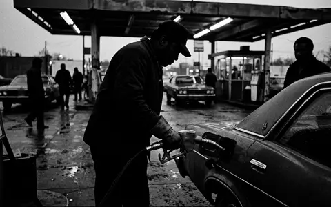 Schwarzweiss-Reportage mit Kraftstoffzapfpistole zum Thema Shell V-Power, ISIN GB00B03MLX29, hoher Kontrast, sachlich dargestellt - Foto: THN