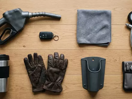 Flatlay-Arrangement rund um Kraftstoffzapfpistole zum Thema Shell V-Power, ISIN GB00B03MLX29, weiches Oberlicht - Foto: THN