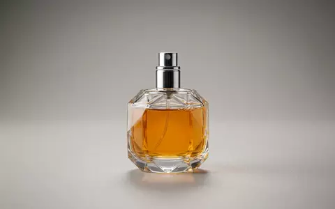 Fotorealistische Studioaufnahme von Duftwasser zum Thema Shiseido Ginza Parfum, ISIN JP3351600006, klare Lichtfuehrung - Foto: THN