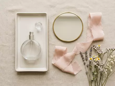 Flatlay-Arrangement rund um Duftwasser zum Thema Shiseido Ginza Parfum, ISIN JP3351600006, weiches Oberlicht - Foto: THN