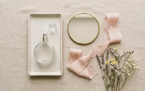 Flatlay-Arrangement rund um Duftwasser zum Thema Shiseido Ginza Parfum, ISIN JP3351600006, weiches Oberlicht - Foto: THN