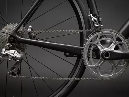 Fotorealistische Studioaufnahme von Rennrad-Schaltgruppe zum Thema Shimano Ultegra Schaltgruppe, ISIN JP3358000002, klare Lichtfuehrung - Foto: THN