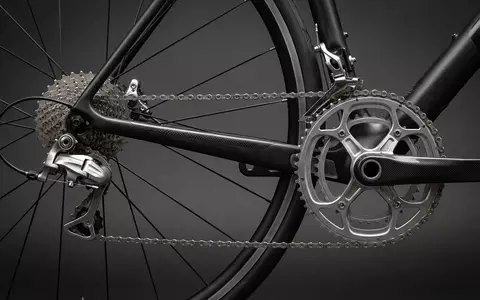 Fotorealistische Studioaufnahme von Rennrad-Schaltgruppe zum Thema Shimano Ultegra Schaltgruppe, ISIN JP3358000002, klare Lichtfuehrung - Foto: THN