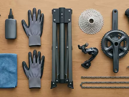 Flatlay-Arrangement rund um Rennrad-Schaltgruppe zum Thema Shimano Ultegra Schaltgruppe, ISIN JP3358000002, weiches Oberlicht - Foto: THN