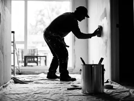Schwarzweiss-Reportage mit Wandfarbe zum Thema Sherwin-Williams Wandfarbe, ISIN US8243481061, hoher Kontrast, sachlich dargestellt - Foto: THN