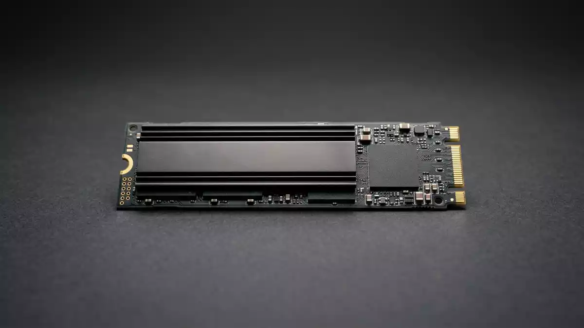 Fotorealistische Studioansicht von Solid-State-Laufwerk in neutraler Produktdarstellung