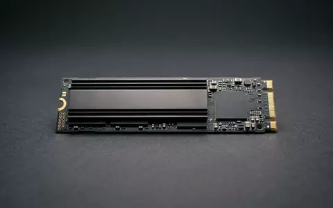 Fotorealistische Studioaufnahme von Solid-State-Laufwerk zum Thema Crucial SSD, ISIN US5951121038, klare Lichtfuehrung - Foto: THN