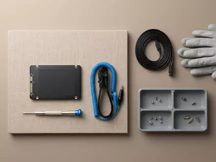 Flatlay-Arrangement rund um Solid-State-Laufwerk zum Thema Crucial SSD, ISIN US5951121038, weiches Oberlicht - Foto: THN