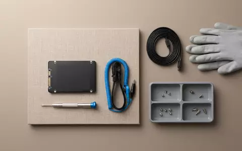 Flatlay-Arrangement rund um Solid-State-Laufwerk zum Thema Crucial SSD, ISIN US5951121038, weiches Oberlicht - Foto: THN