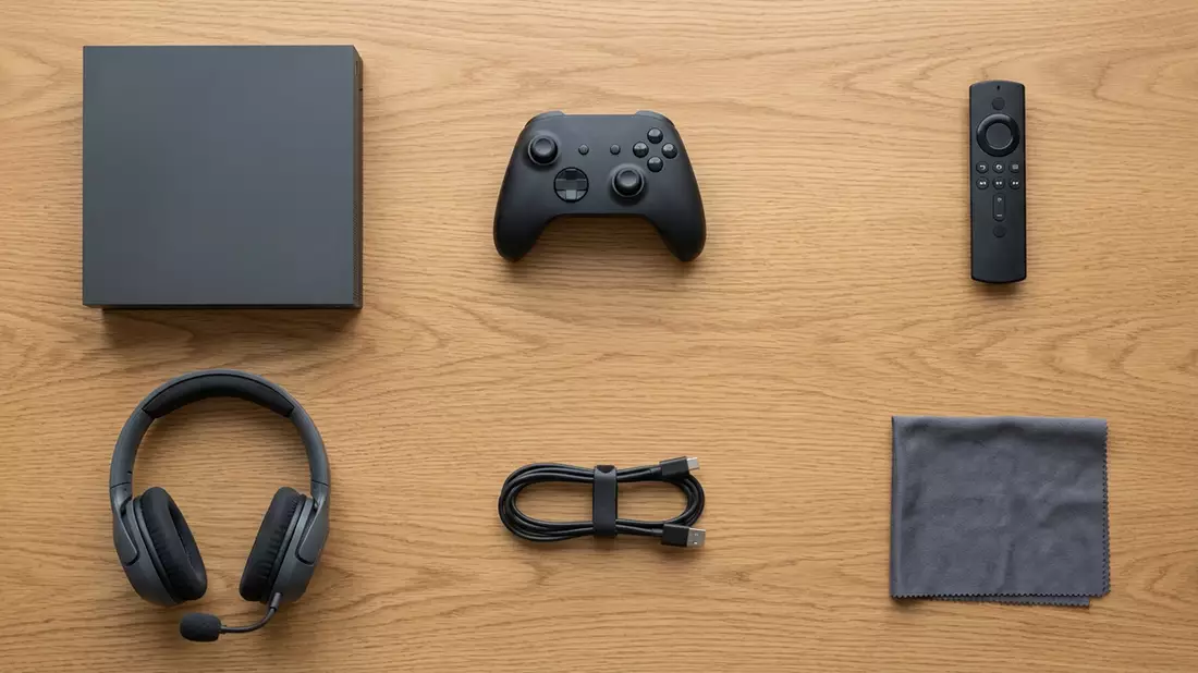 Flatlay-Arrangement rund um Spielkonsole mit passenden Requisiten von oben, neutral