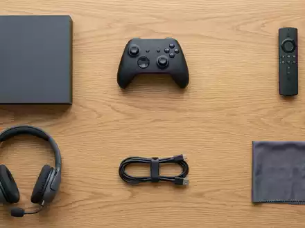 Flatlay-Arrangement rund um Spielkonsole zum Thema Xbox Series X, ISIN US5949181045, weiches Oberlicht - Foto: THN