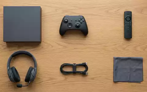 Flatlay-Arrangement rund um Spielkonsole zum Thema Xbox Series X, ISIN US5949181045, weiches Oberlicht - Foto: THN