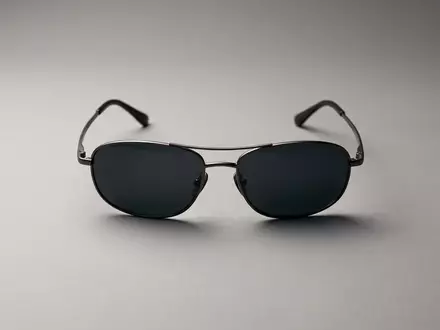 Fotorealistische Studioaufnahme von Sonnenbrille zum Thema Mister Spex Sonnenbrille, ISIN DE000A3CSAE2, klare Lichtfuehrung - Foto: THN