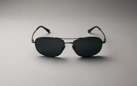 Fotorealistische Studioaufnahme von Sonnenbrille zum Thema Mister Spex Sonnenbrille, ISIN DE000A3CSAE2, klare Lichtfuehrung - Foto: THN