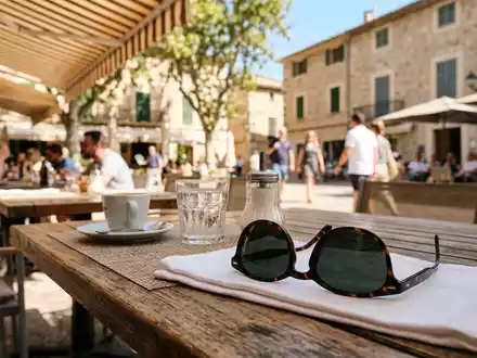Fotorealistische Aufnahme von Sonnenbrille bei Sonnenschein zum Thema Mister Spex Sonnenbrille, ISIN DE000A3CSAE2, natuerliches Licht - Foto: THN