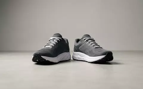 Fotorealistische Studioaufnahme von Laufschuhe zum Thema Mizuno Wave Rider, ISIN JP3896800004, klare Lichtfuehrung - Foto: THN