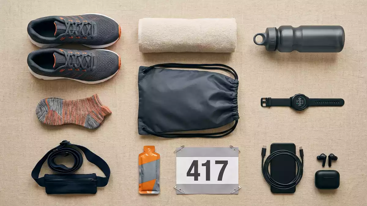 Flatlay-Arrangement rund um Laufschuhe mit passenden Requisiten von oben, neutral