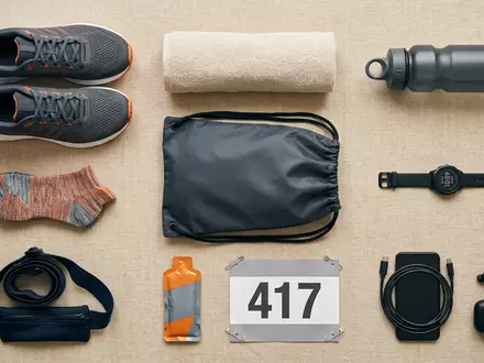 Flatlay-Arrangement rund um Laufschuhe zum Thema Mizuno Wave Rider, ISIN JP3896800004, weiches Oberlicht - Foto: THN