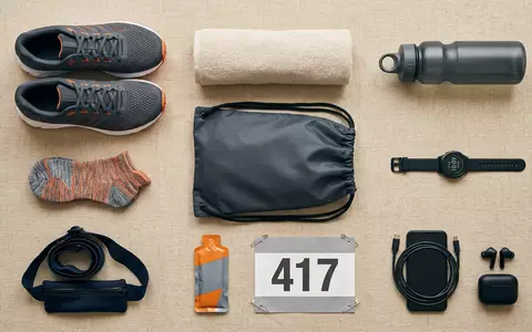 Flatlay-Arrangement rund um Laufschuhe zum Thema Mizuno Wave Rider, ISIN JP3896800004, weiches Oberlicht - Foto: THN