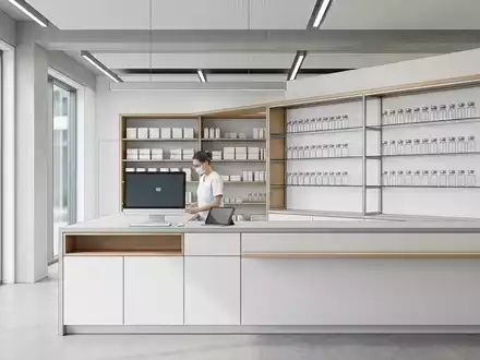 Architektur-Render im Klinikapotheke mit Impfstoffampulle zum Thema Pfizer Impfstoff, ISIN US7170811035, neutrales Tageslicht - Foto: THN