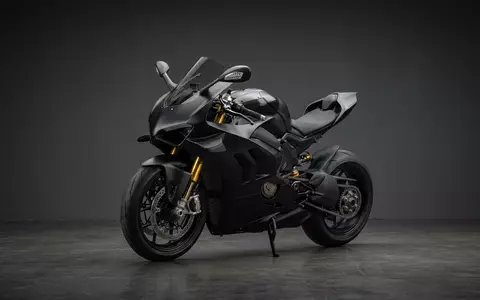 Fotorealistische Studioaufnahme von Sportmotorrad zum Thema Aprilia RS 660, ISIN DE000PIAG239, klare Lichtfuehrung - Foto: THN