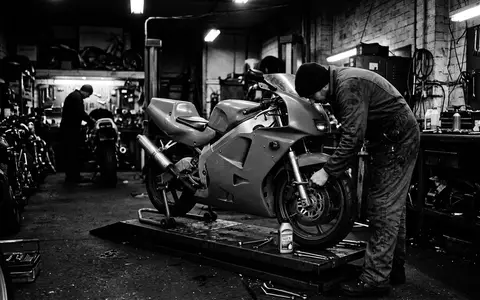 Schwarzweiss-Reportage mit Sportmotorrad zum Thema Aprilia RS 660, ISIN DE000PIAG239, hoher Kontrast - Foto: THN