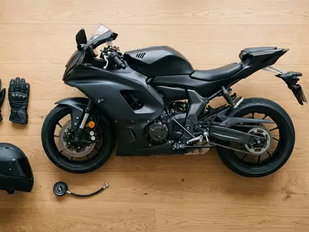 Flatlay-Arrangement rund um Sportmotorrad zum Thema Aprilia RS 660, ISIN DE000PIAG239, weiches Oberlicht - Foto: THN