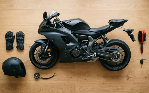 Flatlay-Arrangement rund um Sportmotorrad zum Thema Aprilia RS 660, ISIN DE000PIAG239, weiches Oberlicht - Foto: THN